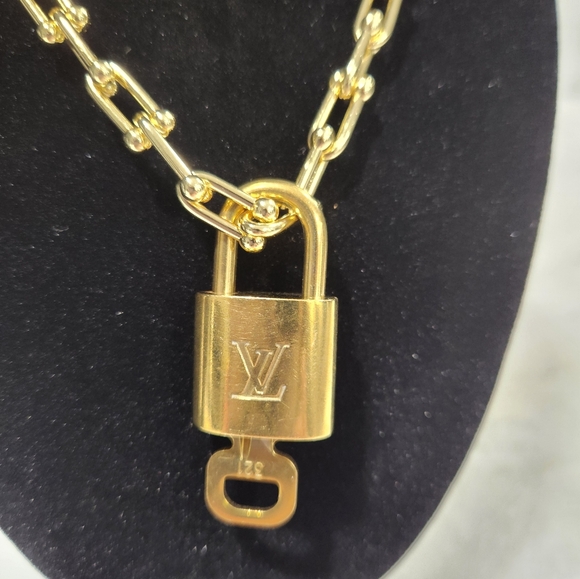Authentic LV lock on unbranded chain - Picture 1 of 3
